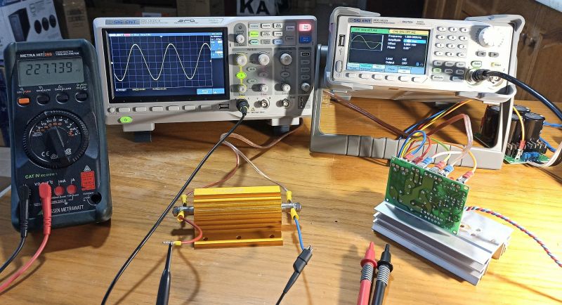 Testowanie wzmacniacza audio opartego na układzie LM3886 Stanowisko z miernikami służące do testowania wzmacniacza audio na bazie LM3886.