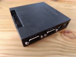 Schwarzes Prototypgehäuse des DIY-A586 mit sichtbaren Anschlüssen und Steckverbinder, 3D-gedruckt.