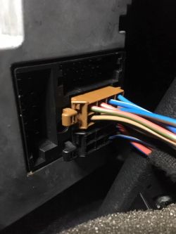 Audi S4 B5: Brak dźwięku w tylnych głośnikach po zmianie radia na Symphony