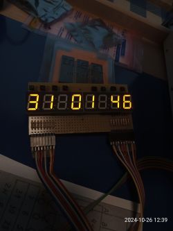 Wyświetlacz elektroniczny z nieprawidłowymi cyframi