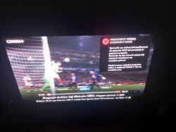 Telewizor z kanałem CANAL+ i komunikatem o braku sygnału satelitarnego.