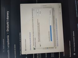 Instalacja sterownika drukarki z dysku w systemie Windows 11 na tle ustawień drukarki.