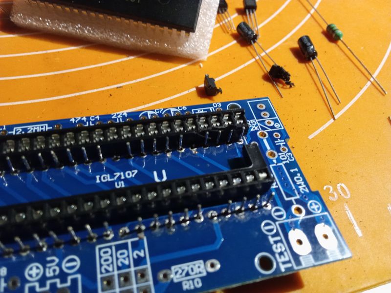 Jak złożyć woltomierz panelowy DIY z układem ICL 7107 z AliExpress? Sprawdzamy dokładność.