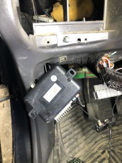 Volvo V40 98r - jak wyłączyć alarm po podłączeniu nowego akumulatora?