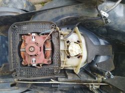 Wnętrze zespołu napędowego elektrycznej kosiarki Macalister MLPM1300 po zdjęciu obudowy, widoczne uzwojenia silnika i plastikowa obudowa mechanizmu.