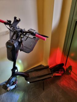 Pancerna hulajnoga Tomini z aluminiową ramą, szerokim podestem i dwoma silnikami.