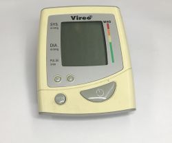 Wnętrze ciśnieniomierza Vireo BPM-530, czyli pompka, zawór i czujnik ciśnienia