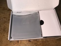 Otwarta pudełko z urządzeniem Smart TV Android Box.