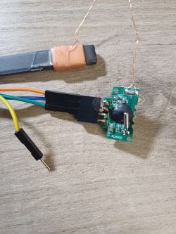 Elektroniczne komponenty z przewodami do montażu