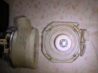 Whirlpool ADG 698 FD - Cieknie woda z pompy myjącej,luzy na wirniku.