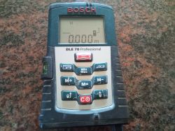 Laserowy dalmierz Bosch DLE 70 Professional na blacie.
