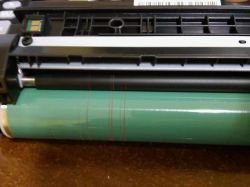 HP Laserjet CP1025 color - Drukarka robi smugi wzdłuż kartki papieru HP Laserjet CP1025 color - Drukarka robi smugi wzdłuż kartki papieru