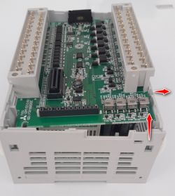 Wnętrze sterownika PLC MELSCEC iQ-F FX5U Wnętrze sterownika PLC MELSCEC iQ-F FX5U