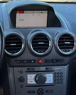 Radio NAVI 70 z wyświetlaczem CID w konsoli środkowej Opla Antary