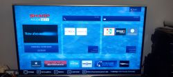 Ekran telewizora SHARP LC-39LE652V z interfejsem Aquos NET+ i problemem z kolorami.