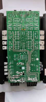 Wzmacniacz Caliber CA-450 - pali bezpieczniki, dziwny nalot na płycie głównej