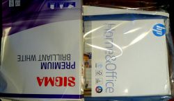 Dwa opakowania papieru do drukarki. Po lewej Sigma Premium Brilliant White, po prawej papier HP Home & Office.