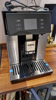 DeLonghi Perfecta De Luxe ESAM460.75MB coffee machine on a kitchen countertop.