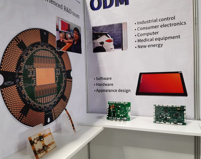 Stoisko z płytkami PCB na targach elektroniki.