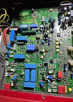 Płyta główna ze złożonymi komponentami elektronicznymi i niebieskimi przekaźnikami
