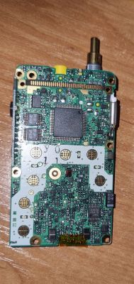 Płytka PCB transceivera Yaesu VX-2R po demontażu obudowy, widok od strony komponentów