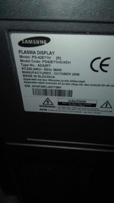 Samsung TV – czarny pasek z migającymi różowymi liniami na ekranie