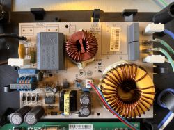 Zbliżenie na płytkę drukowaną zasilacza od płyty indukcyjnej BEKO z widocznymi elementami elektronicznymi.