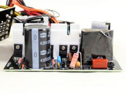 Zbliżenie na płytę PCB z elementami elektronicznymi zasilacza
