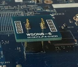 Adapter testowy WSON8-6 z ośmioma pinami umieszczony na układzie scalonym na płycie głównej.