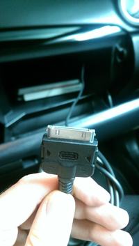 Mazda 3 BK - Do czego służy kabel w schowku wychodzący z deski rozdzielczej?