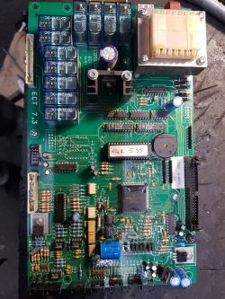 Czy konwerter TLC2543CN wymaga programowania po zalaniu?