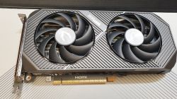 Karta graficzna Zotac Gaming z dwoma wentylatorami, widok z góry, złącze PCIe widoczne z boku.
