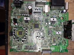 Zdjęcie płyty PCB z radia Mitsubishi z samochodu Suzuki Liana.