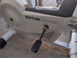 Rower treningowy Kettler Record z pedałem i obudową.