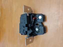 Zamek tylnej klapy samochodu Mercedes W 245.
