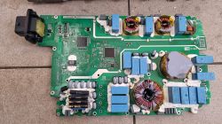 Płytka drukowana ładowarki/przetwornicy z komponentami elektronicznymi