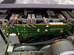 Wnętrze magnetofonu Technics RS-TR-333 z widoczną płytką sterującą.