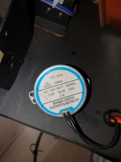 Silniczek elektryczny zamontowany w kominku.