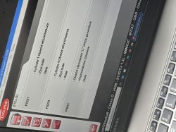 Ekran laptopa z wynikami diagnostyki OBD pokazującymi błędy wtryskiwaczy Corsy D.