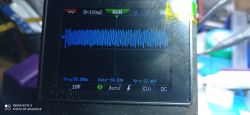 Ekran oscyloskopu z niebieskim przebiegiem; widoczne parametry 55 kHz, duty 55,53% i Vpp 22,46 V.