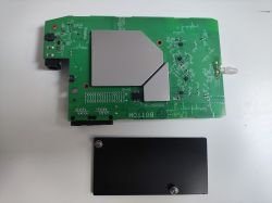 Płytka PCB routera z odsłoniętym wnętrzem i zdjętą metalową płytką balastową