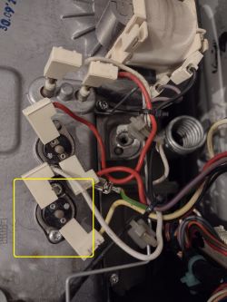 Widok wnętrza obudowy pralko-suszarki Beko z elementami elektrycznymi i przewodami.