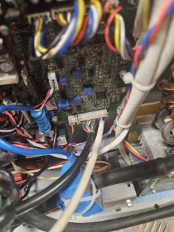 Wnętrze urządzenia Magnum THF Mig 202-P Synergia AC/DC pfc z widocznymi kablami i płytą elektroniczną.