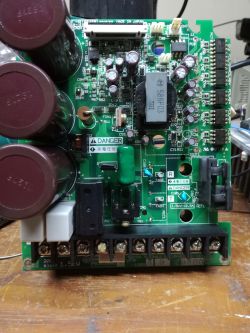 Altivar ATV18U29M2 - jedno z napięć wyjściowych ma niższą wartość