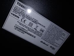 Technisches Etikett eines Toshiba-Fernsehers mit Modell- und Leistungsinformationen.