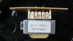 Transformator elektryczny z oznaczeniami na tabliczce znamionowej