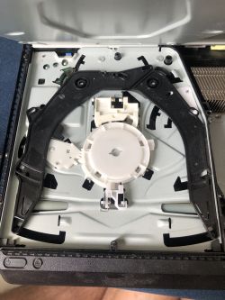 Konsola PS4 Slim nie wciąga płyty - podejrzenie o zagubione elementy napędu