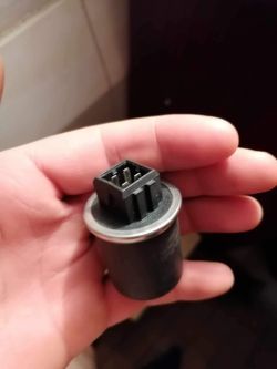 Podłączenie presostatu klimatyzacji Audi A4 B5 do kombajnu: Wentylator, Przekaźnik, Zasilanie