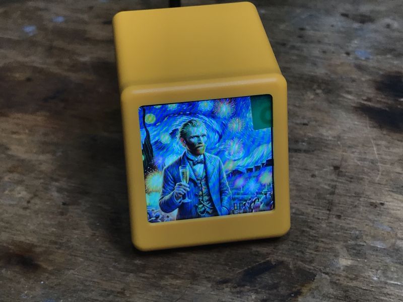 Kleines Display in gelbem Gehäuse Kleines Gerät mit Bildschirm, das ein Bild in einem gelben Gehäuse zeigt.