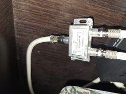 Metalowy rozdzielacz sygnału antenowego z trzema złączami F i opisem pasma 5–2400 MHz